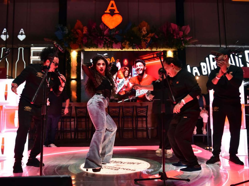 Sara Huete enciende la pista con su energía, sumándose a la celebración donde la cumbia y el talento salvadoreño fueron protagonistas.