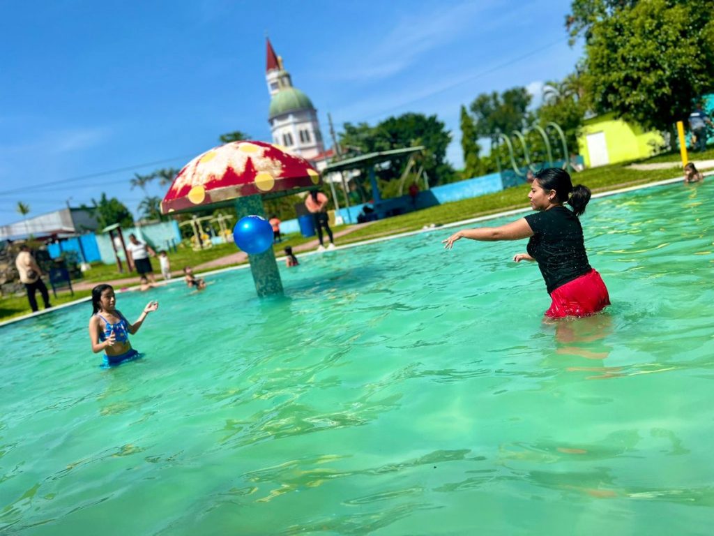 San Salvador cuenta con varias piscinas dentro de complejos recreativos que funcionan como una alternativa cercana para enfrentar el calor.