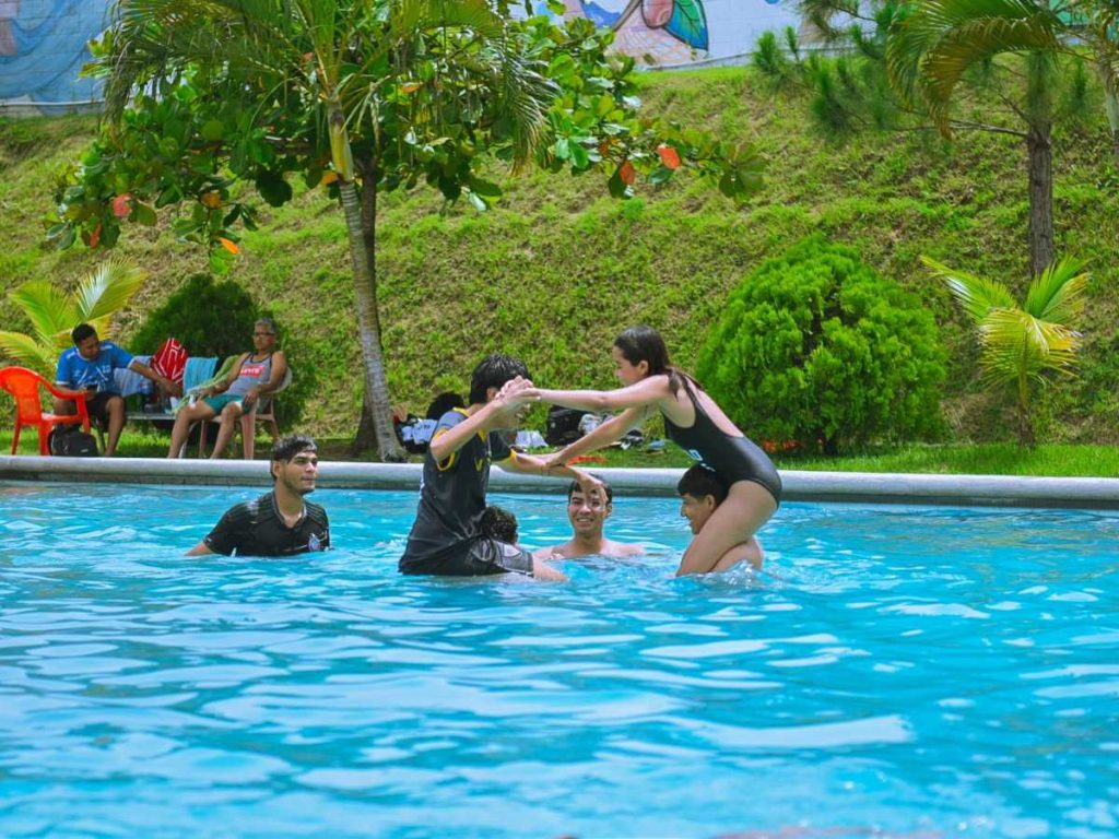 Estos espacios ofrecen no solo piscinas, sino también áreas verdes, canchas y zonas de descanso para compartir en familia o con amigos.
