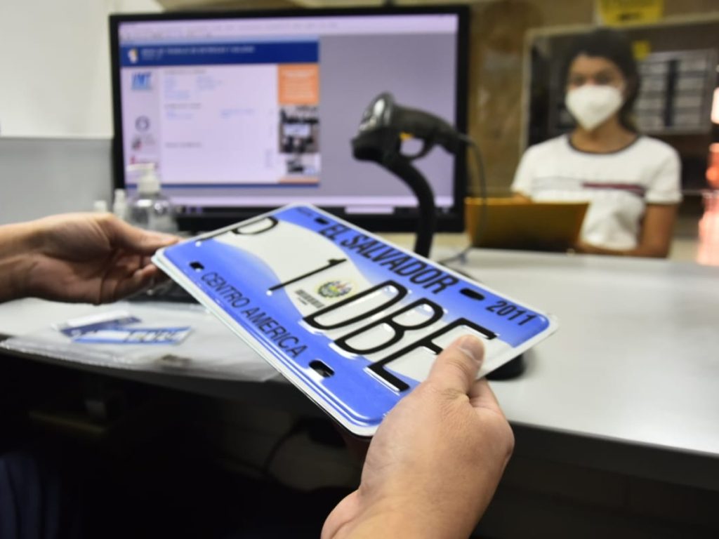 Si perdés las placas de tu vehículo en El Salvador, podés solicitar su reposición o reasignación en SERTRACEN.