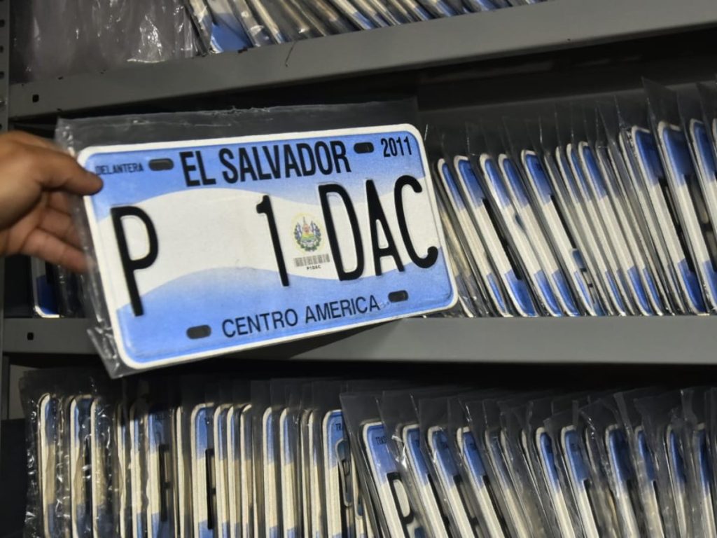 Los costos varían según el tipo de vehículo y el proceso puede tardar hasta 20 días.