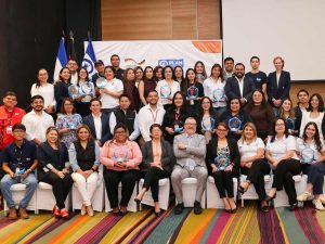 Representantes de empresas y Plan International posan durante la premiación por su aporte a la empleabilidad juvenil en El Salvador.