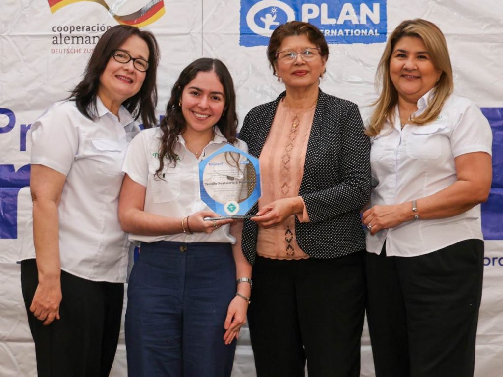 Representantes de La Tecleña reciben reconocimiento por generar oportunidades laborales para jóvenes en el marco del proyecto EmpleaT.