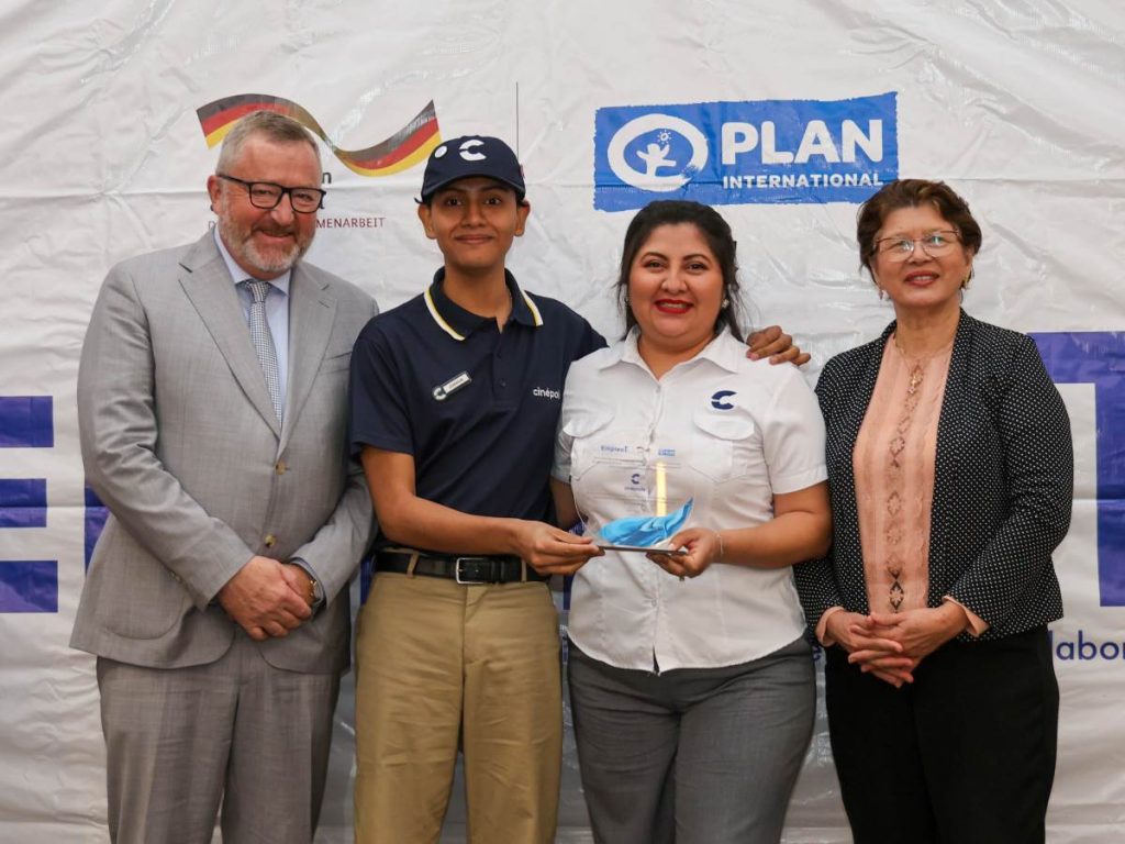 Representantes de Cinépolis reciben reconocimiento por promover la igualdad de oportunidades en el ámbito laboral juvenil.