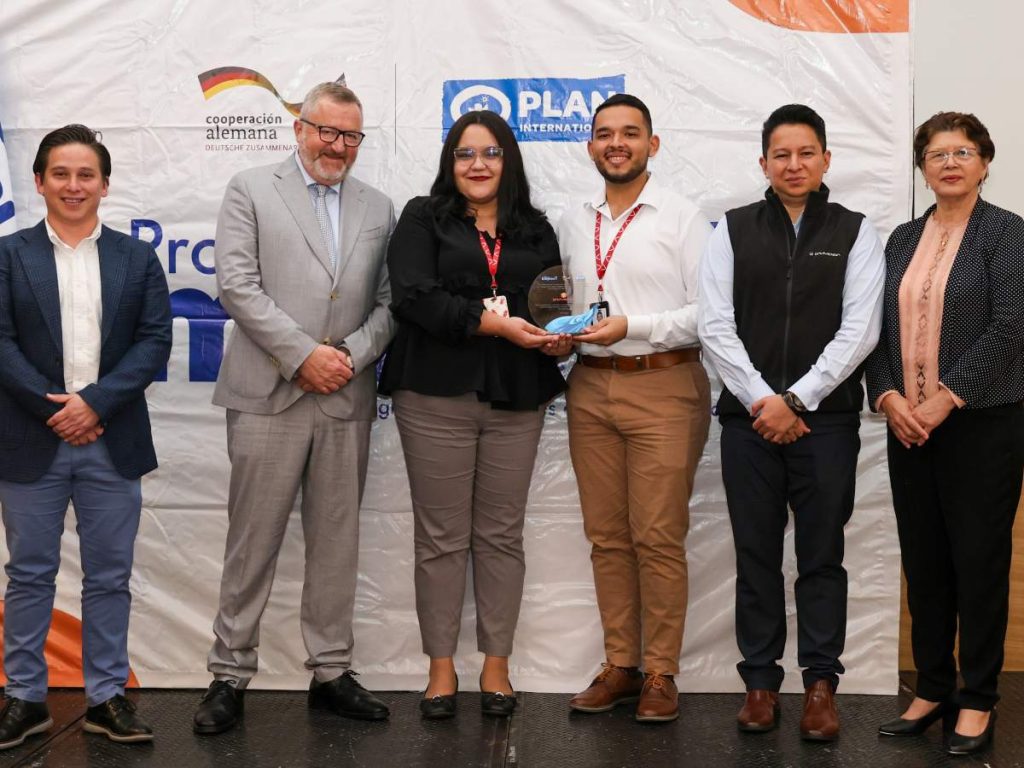 Representantes de Davivienda reciben reconocimiento por impulsar oportunidades laborales y el desarrollo profesional de jóvenes.