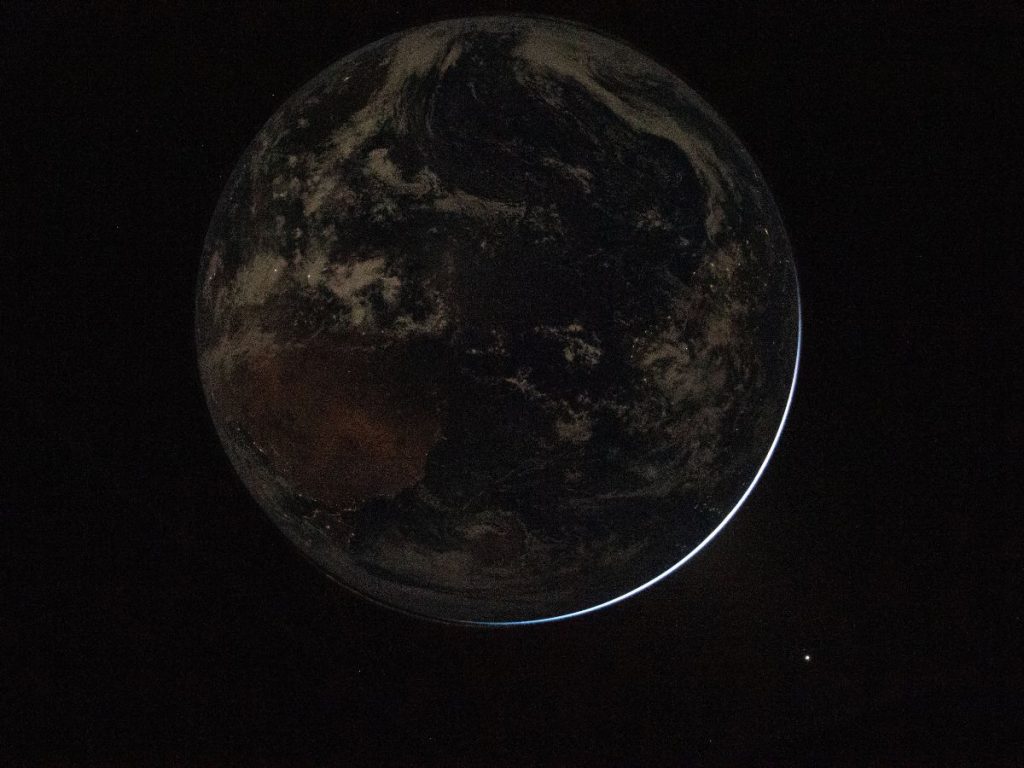 En esta imagen de la Tierra tomada por la tripulación de Artemis II, podemos ver las luces eléctricas de la actividad humana. En la parte inferior derecha, la luz del sol ilumina el borde del planeta. Foto NASA