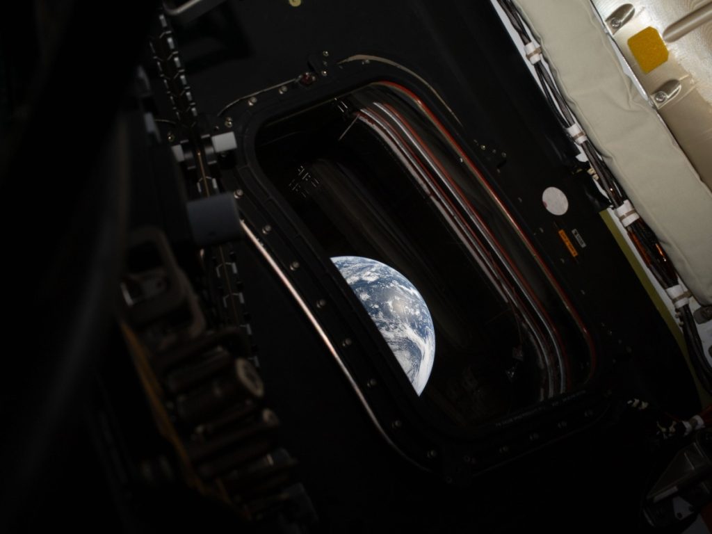 Según la NASA, las diferencias entre algunas imágenes se deben a ajustes en la cámara. Mientras tanto, la misión avanza tras completar con éxito la inyección translunar, una maniobra clave que pone a la nave en ruta hacia la órbita lunar. Foto NASA