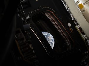 Los astronautas de Artemis II observan la cara oculta de la Luna desde la nave Orión, en un hecho histórico para la exploración espacial. / Foto NASA.