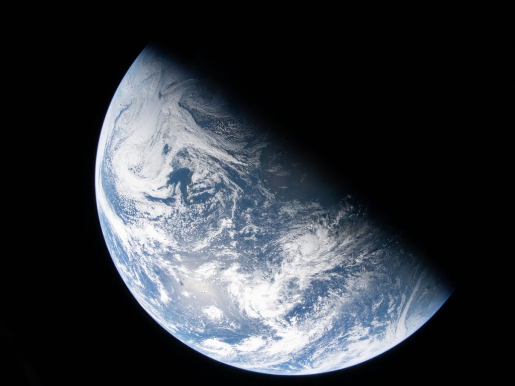 Las fotografías muestran el planeta desde distintas perspectivas, incluyendo su lado nocturno iluminado por luces urbanas y la línea que divide el día y la noche. Foto NASA