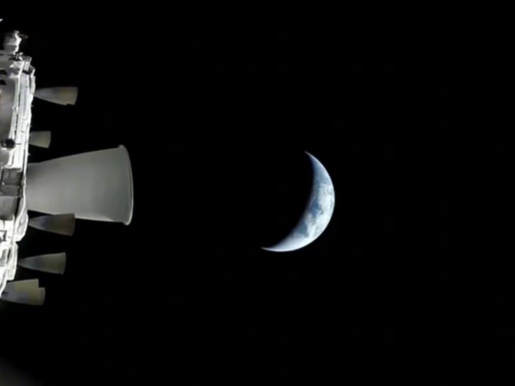 Imagen distribuida por la NASA que muestra la nave Orión de la misión Artemis II en su trayectoria de alejamiento de la Tierra.