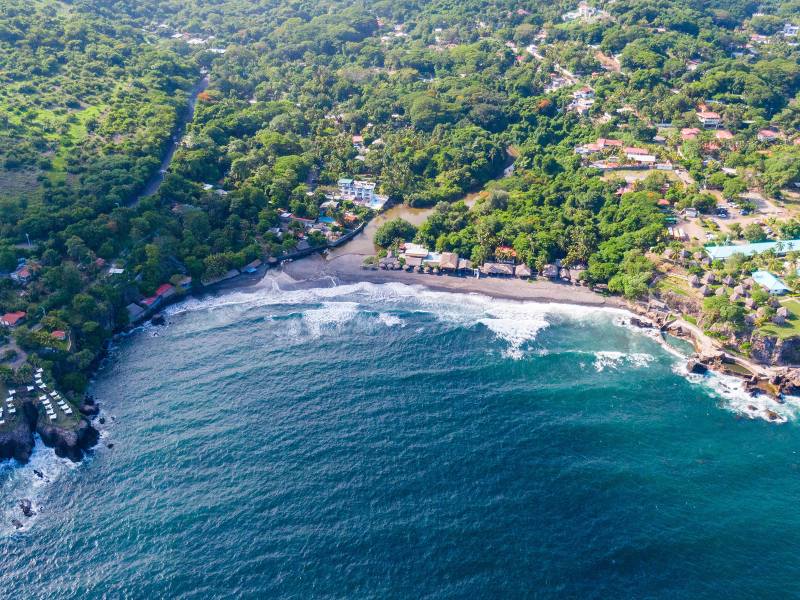 El ambiente tranquilo de El Palmarcito atrae a visitantes que buscan relajarse junto al mar.