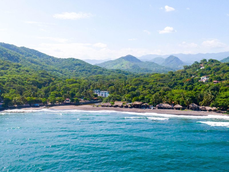 Arena volcánica y mar abierto definen el paisaje de esta playa salvadoreña. Foto: cortesía El Salvador Travel.