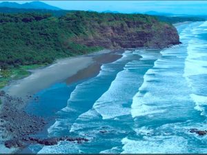 La Ventana, en Usulután, destaca por su arena blanca y su entorno natural poco intervenido.