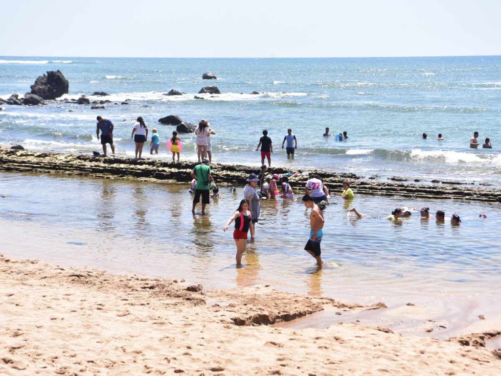 El arrecife volcánico forma piscinas naturales que permiten disfrutar el mar con mayor calma, ideal para familias y quienes buscan una experiencia diferente.