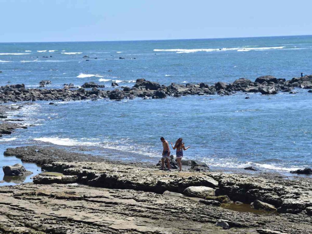 Las formaciones rocosas del arrecife crean senderos naturales donde podés caminar y descubrir de cerca la riqueza volcánica de la zona.