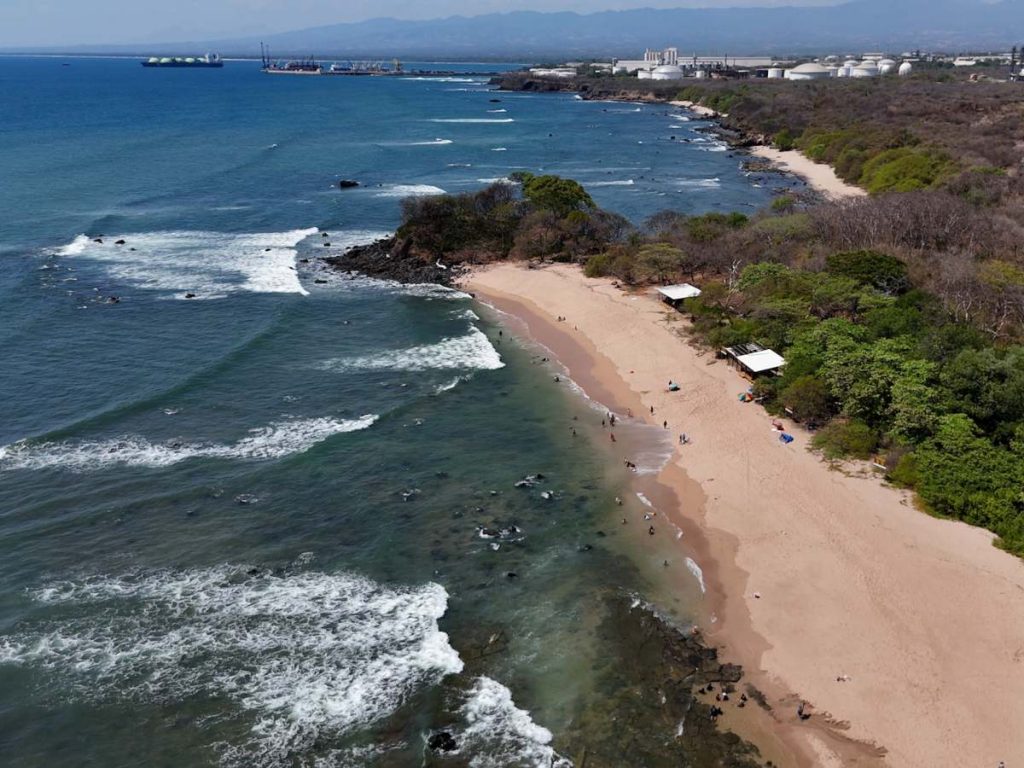 Playa Los Almendros ofrece un entorno natural protegido donde el arrecife volcánico y la biodiversidad marcan una experiencia distinta en la costa salvadoreña.