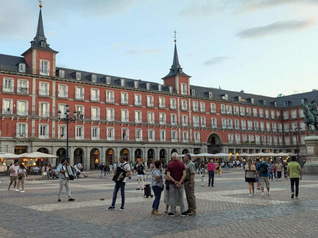 España impulsa una regularización masiva de migrantes en medio de un giro en la política migratoria internacional.