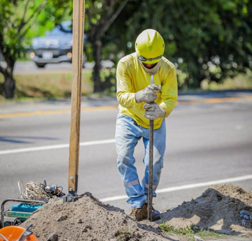 Las obras incluyen excavación, cableado y montaje de luminarias LED para reforzar la seguridad vial.