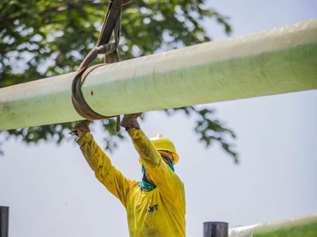 Más de 350 postes traslúcidos ya han sido colocados como parte de la modernización de la carretera.