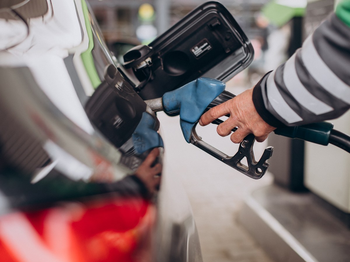 El alza en los combustibles en El Salvador refleja una tendencia global marcada por precios extremos en mercados como Hong Kong.
