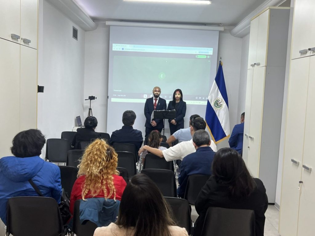 Empresarios y representantes institucionales participaron en la presentación de la app “AQUÍ” en Milán.