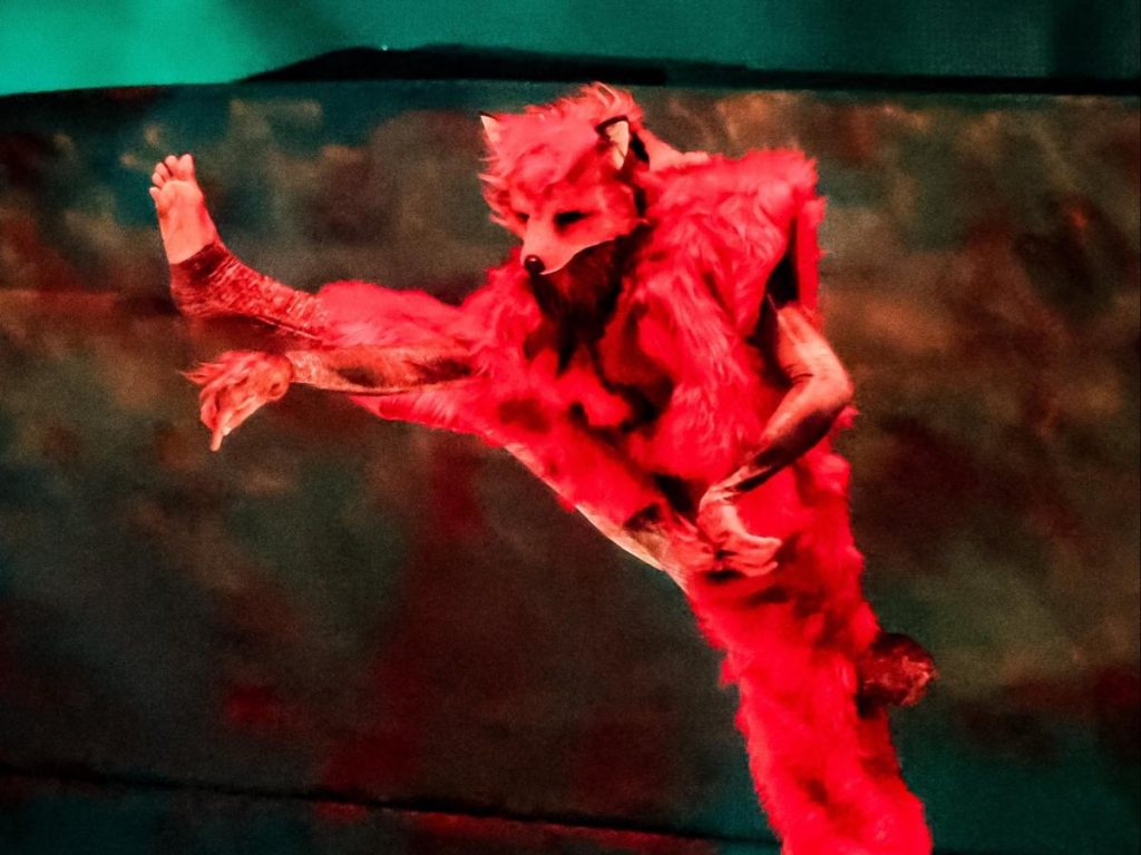 La puesta en escena destacó por su vestuario y escenografía, que dieron vida al universo simbólico de El Principito.