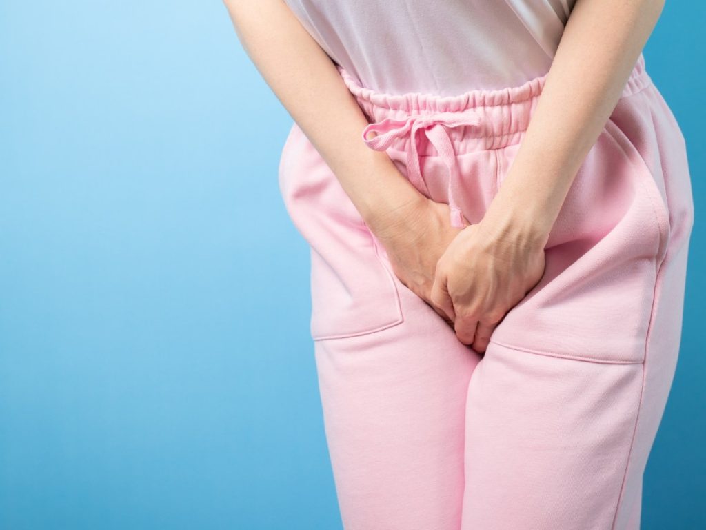 Aguantar las ganas de orinar con frecuencia puede aumentar el riesgo de infecciones urinarias y afectar el funcionamiento normal de la vejiga.