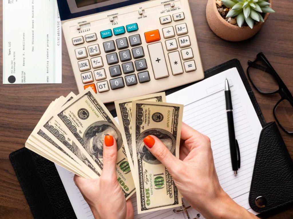 La ley salvadoreña establece que las propinas pertenecen al trabajador y deben pagarse sin retrasos indebidos.