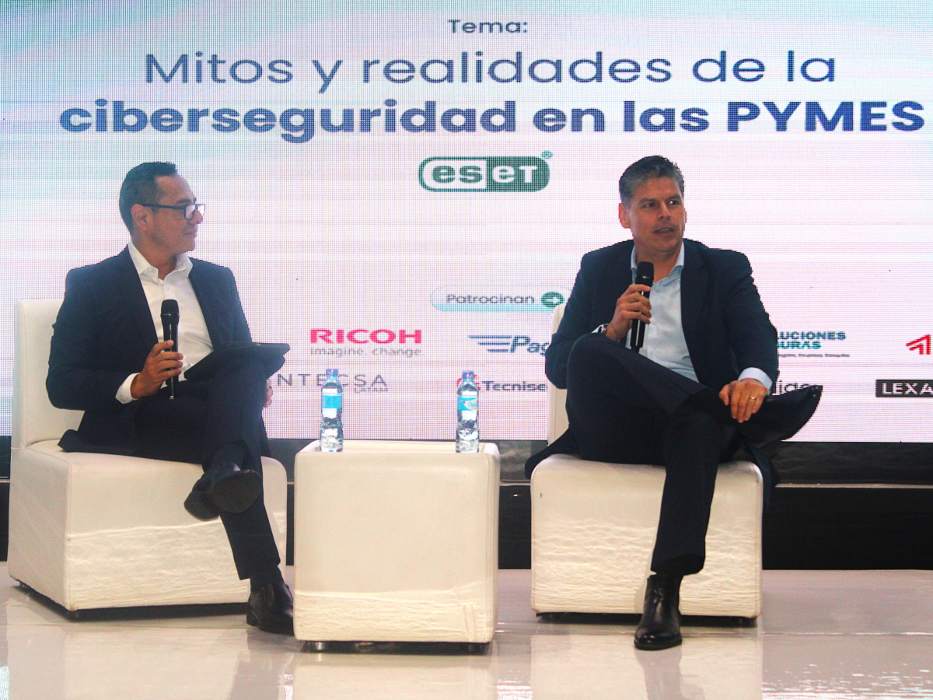 Benjamín Carpio de ESET (derecha) en Cyber Week de Camarasal