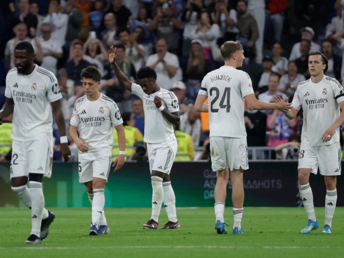 Vinicius Junior (en medio) celebra su gol ante el Alavés. Foto EFE