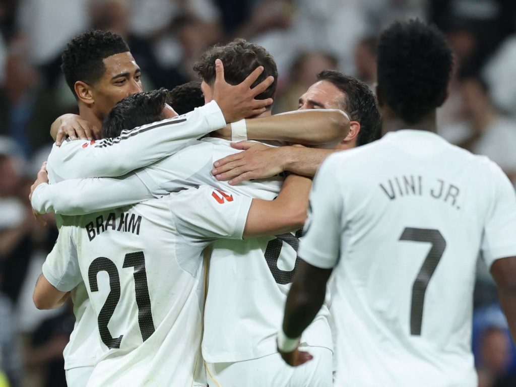 El centrocampista uruguayo del Real Madrid, Federico Valverde (C), número 08, celebra el primer gol de su equipo durante el partido de la liga española entre el Real Madrid CF y el Girona FC en el estadio Santiago Bernabéu de Madrid el 10 de abril de 2026.
