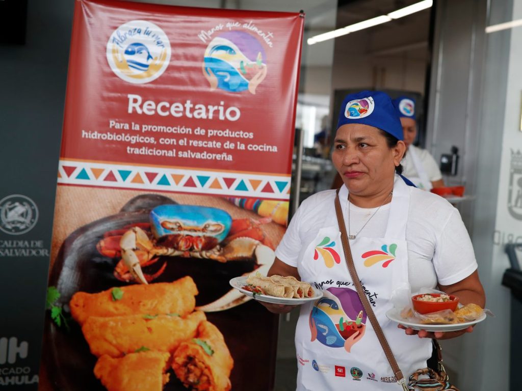Un grupo de al menos 400 mujeres de diferentes comunidades rurales elaboraron un libro de recetas con productos marinos (hidrobiológicos) para batallar contra la inseguridad alimentaria que azota a sus zonas y familias. EFE