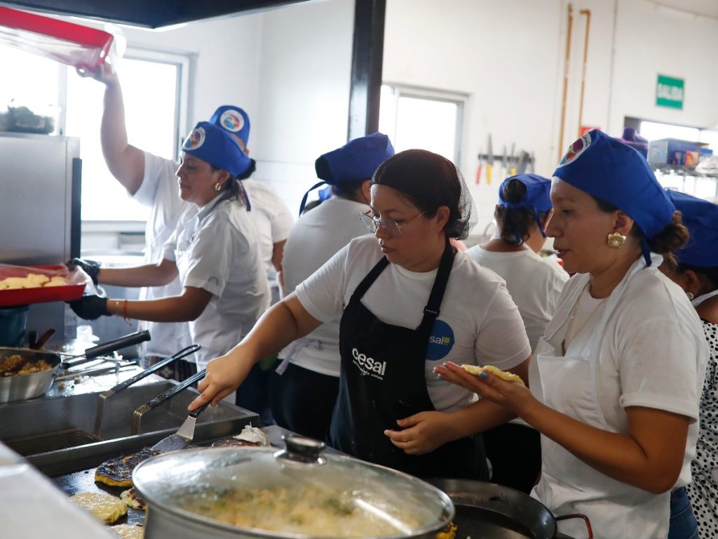 Mujeres preparan alimentos como parte del proyecto de seguridad alimentaria Manos que Alimentan. EFE