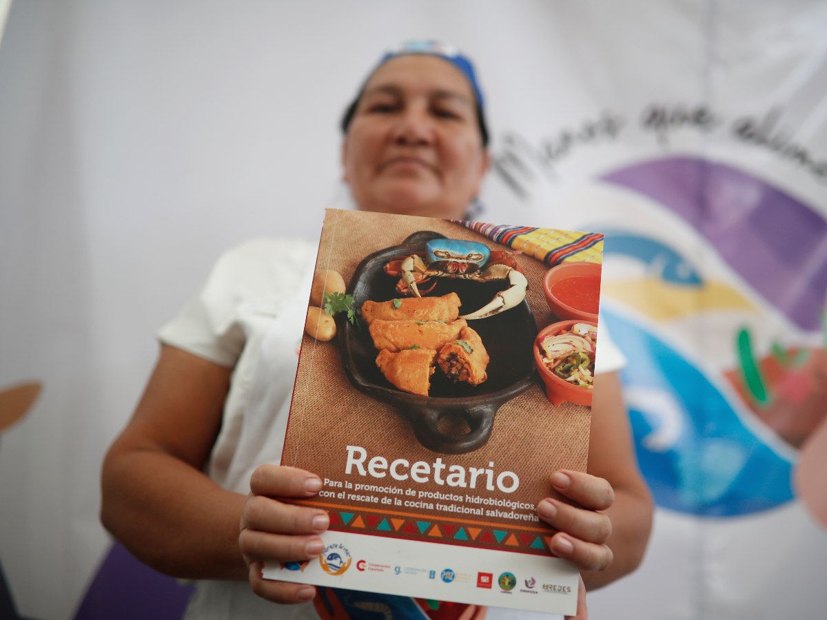 Salvadoreñas crean recetario con mariscos para mejorar la alimentación