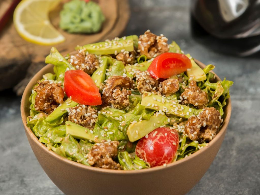 El aguacate es el protagonista perfecto para ensaladas frescas y nutritivas durante el verano. Fotografía de referencia/ Freepik