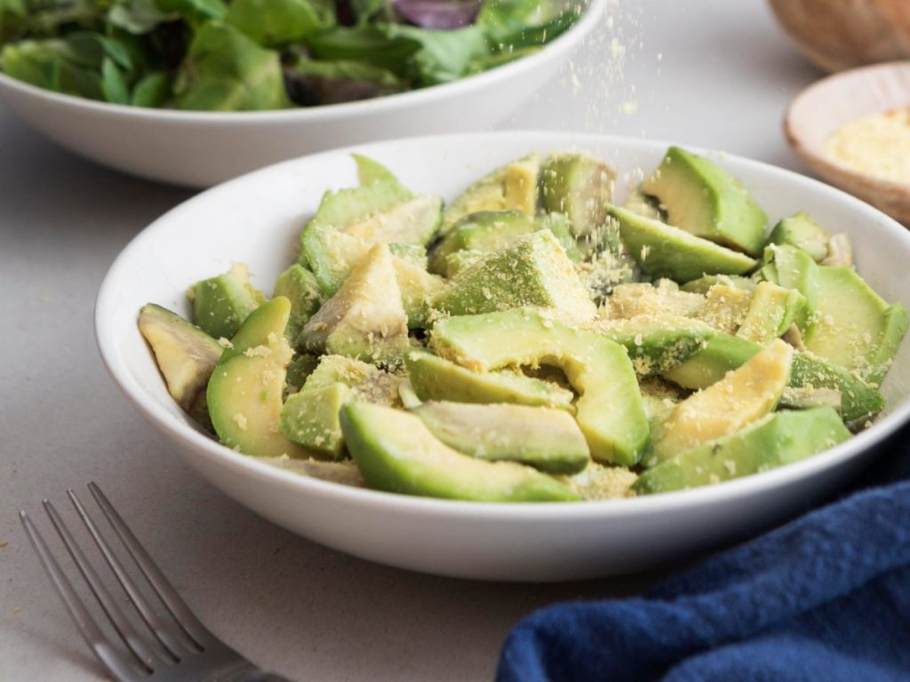 Una ensalada con aguacate, queso feta y nueces aporta energía y grasas saludables. Fotografía de referencia/ Freepik