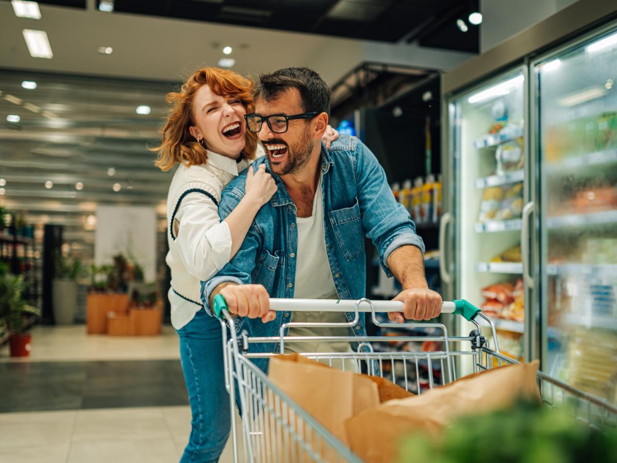 Reír libera sustancias que mejoran el ánimo, fortalecen vínculos y ayudan a manejar el estrés diario.