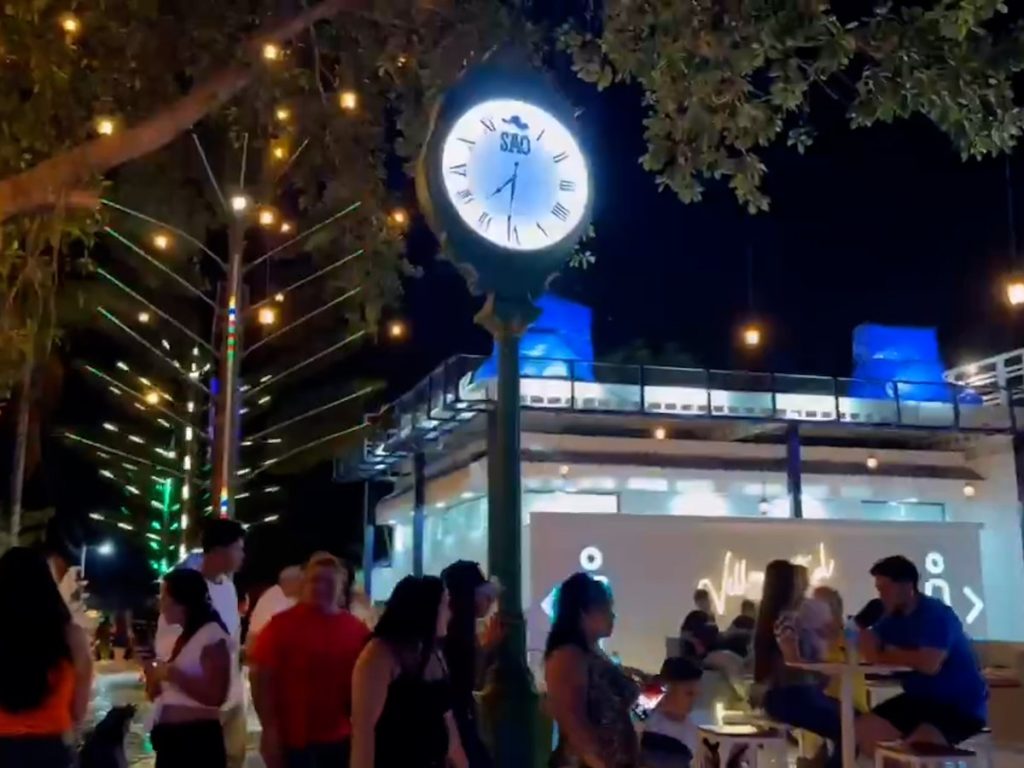 La alcaldía de Santa Ana Oeste inició la instalación de relojes de aproximadamente cuatro metros de altura en espacios públicos de distintos distritos.