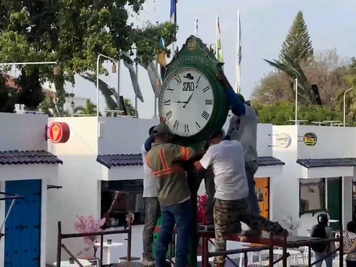 Así son los imponentes relojes que se instalan en Santa Ana Oeste