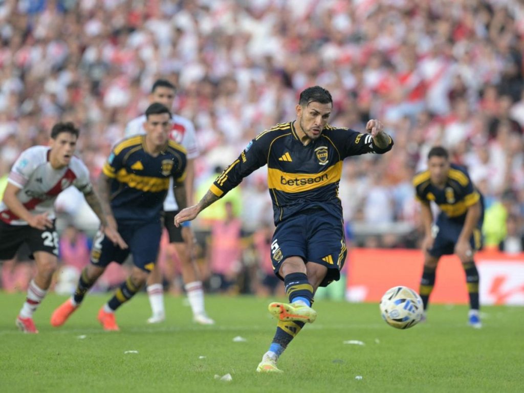 Leandro Paredes cobra el penal del gane ante River Plate. Foto AFP