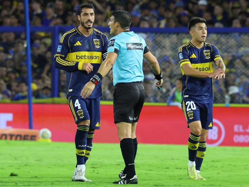 El árbitro argentino Andrés Merlos (C) conversa con el defensor de Boca Juniors #04 Jorge Figal (I) durante el partido del Torneo Apertura 2026 de la Liga Profesional de Fútbol Argentino entre Boca Juniors e Independiente en el estadio La Bombonera, en Buenos Aires, el 11 de abril de 2026.