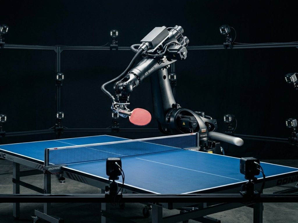 El sistema utiliza nueve cámaras, inteligencia artificial y un brazo robótico de alta velocidad para reaccionar en tiempo real. Foto Roboactu