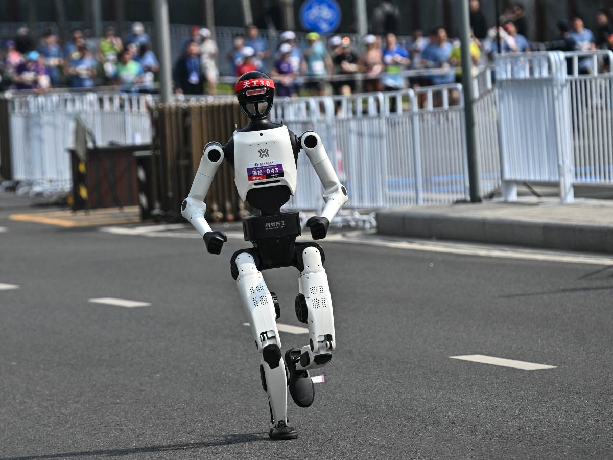 Un robot participa en la segunda edición de la Media Maratón E-Town de Pekín y la Media Maratón Humanoide en Pekín, el 19 de abril de 2026.
