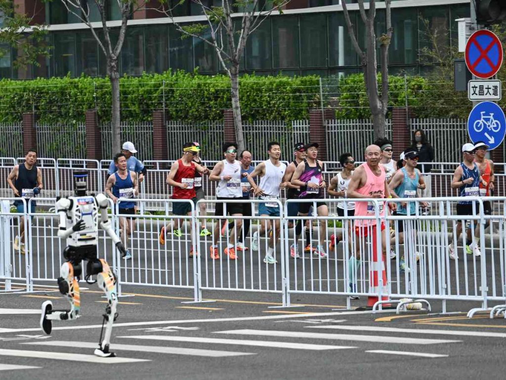 Un robot participa en la segunda edición de la Media Maratón E-Town de Pekín y la Media Maratón Humanoide en Pekín, el 19 de abril de 2026. 
