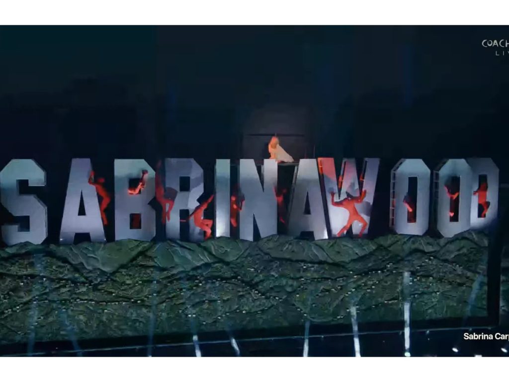 Sabrina Carpenter transformó su presentación en Coachella en una experiencia cinematográfica bajo el concepto “Sabrinawood”.