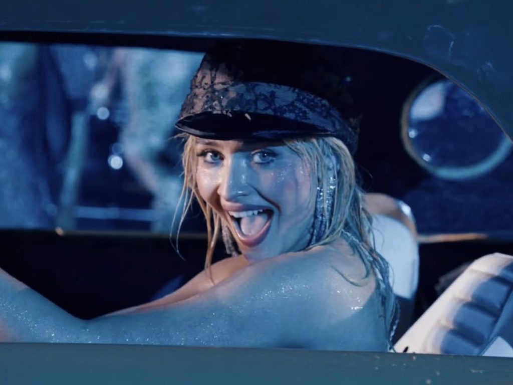 El show incluyó referencias al viejo Hollywood, autos clásicos y una estética inspirada en Marilyn Monroe.