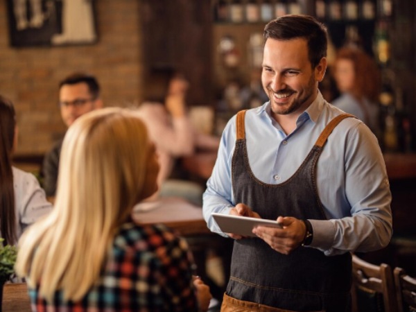 Trabajar tiempo completo como mesero permite alcanzar ingresos mensuales más previsibles.