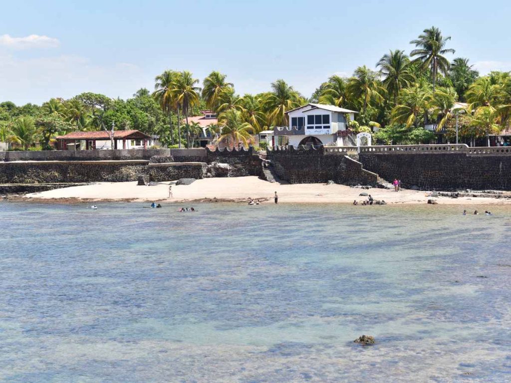 La playa Salinitas ofrece un ambiente más tranquilo gracias a su acceso controlado dentro de una residencial privada en la costa de Sonsonate.