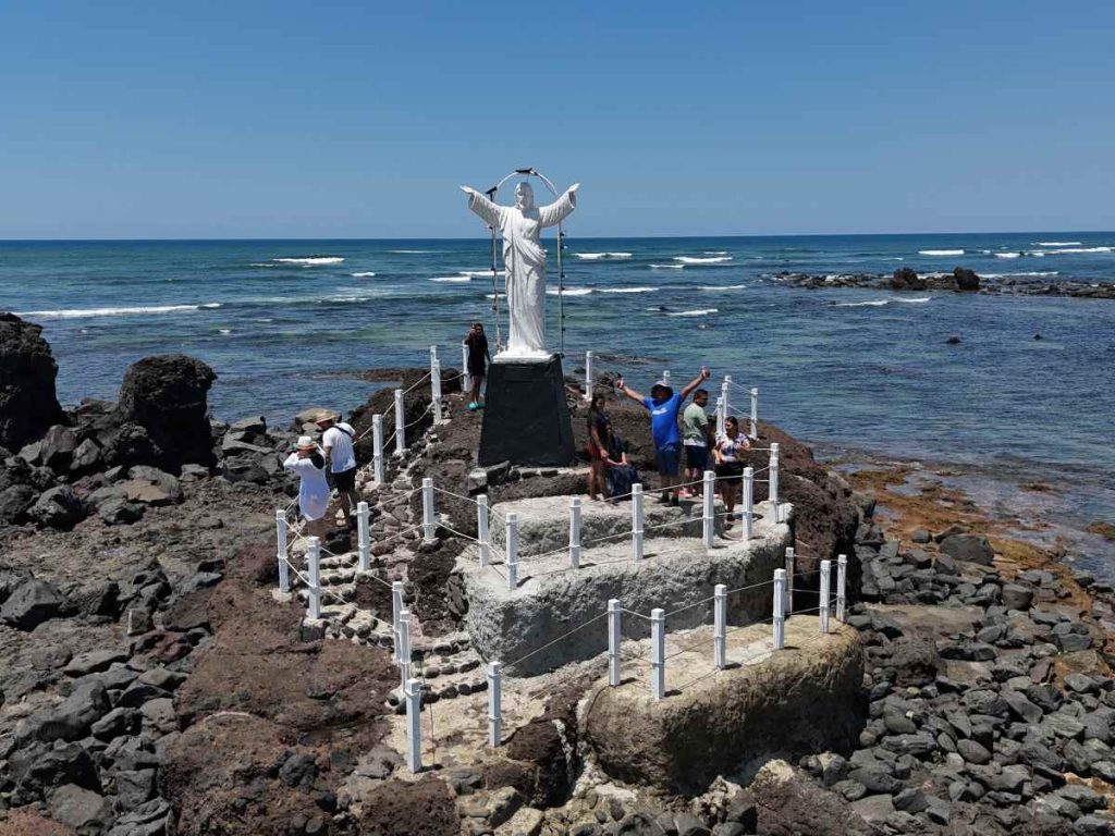 El Cristo de Salinitas es uno de los puntos más visitados, al que se llega caminando entre rocas en medio del mar.