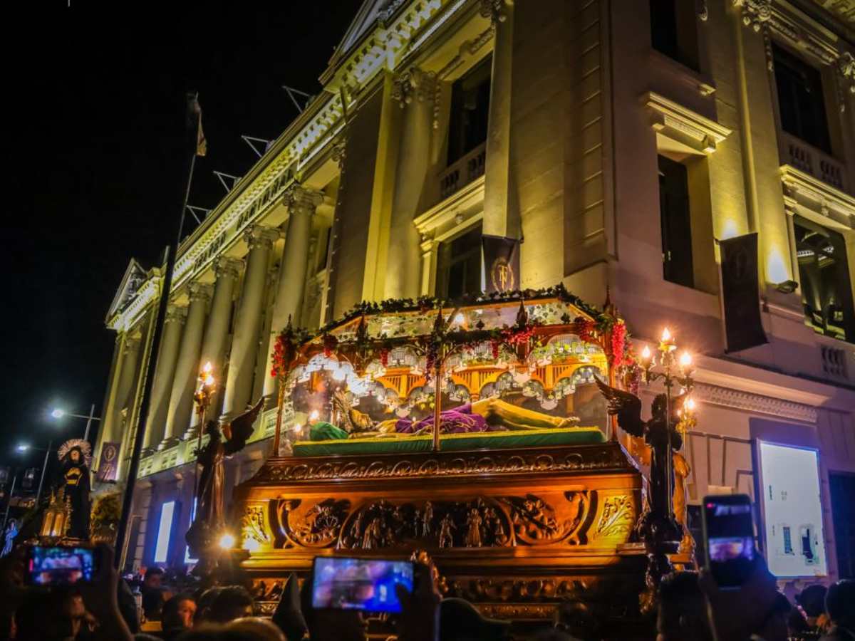 La procesión del Santo Entierro recorrerá el Centro Histórico de San Salvador a partir de las 6:00 p. m. este Viernes Santo.